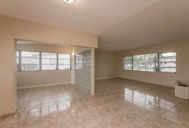 Photo - 935 Ridgeside Ct