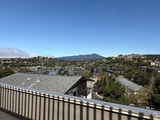 Building Photo - STUNNINGLY UPDATED 2 BED / 1 BATH TIBURON ... Unit 82 Rental