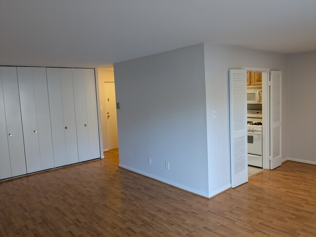 Living Area - 6001 Arlington Blvd Unit 112