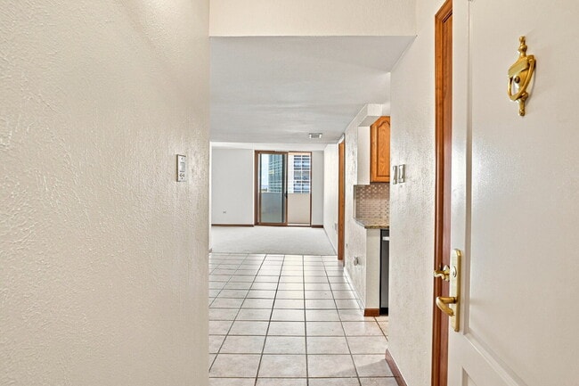 $1,495.95 - 1 Bed, 1 Bath Condo in Downtown Denver with Central AC, and Building amenities.
