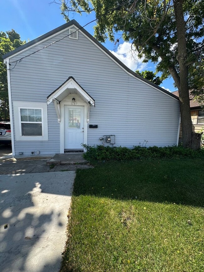 Building Photo - 1547 32nd St NE Rental