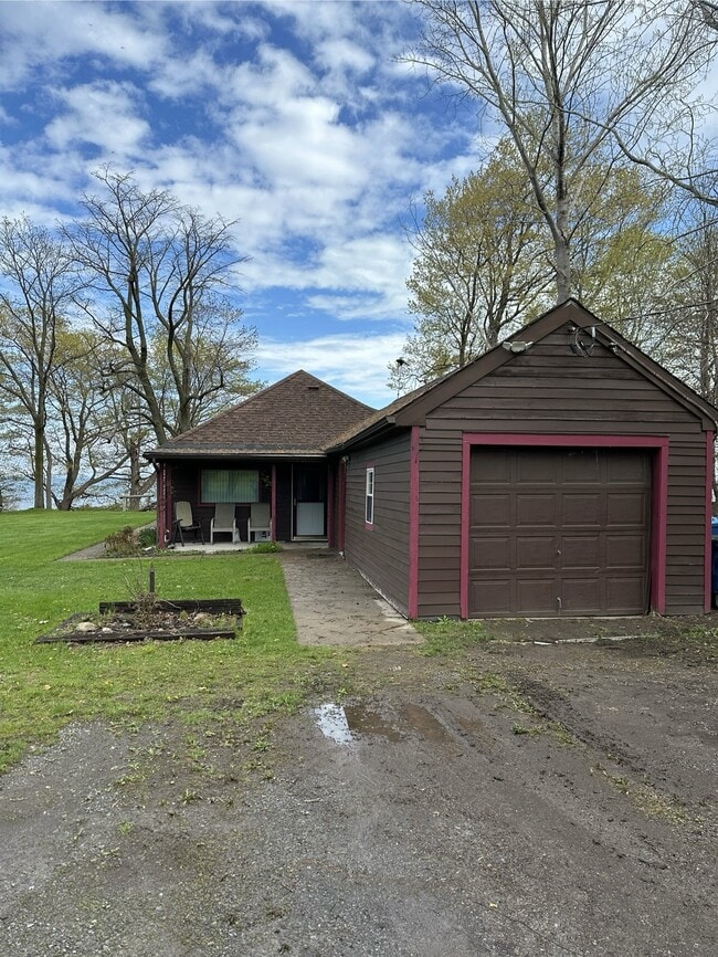 Building Photo - 7420 Lake Crest Dr