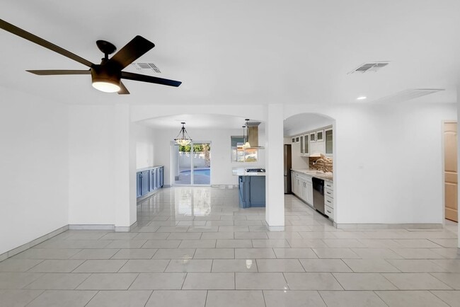 Photo - 601 E Laredo St