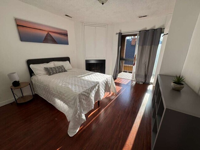 Building Photo - Large Private Furnished  Guy Room Downtown ASAP - Balcony, Storage and more Unit 21 - 21A
