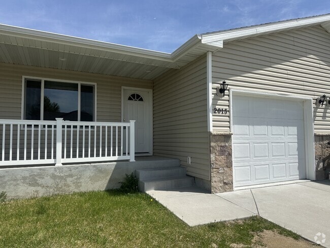 Building Photo - 2015 Lake Hills Dr Rental