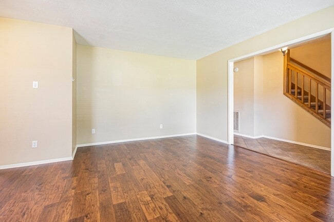 Photo - 302 Lochnell Dr