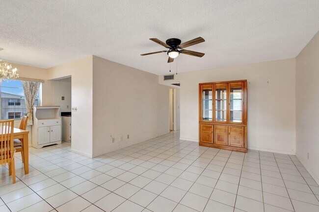 Photo - 332 Sheffield N