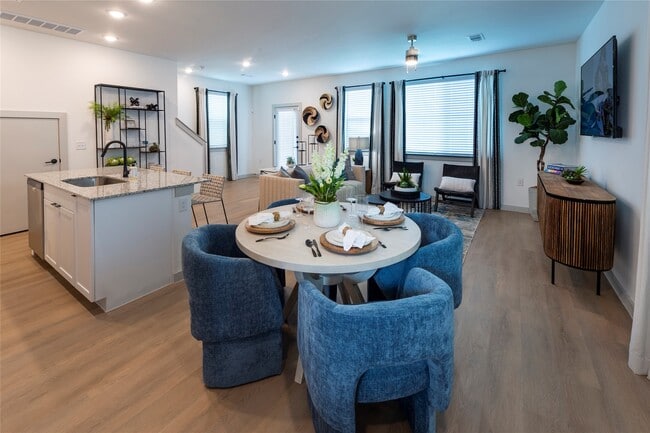 Photo - 407 Waller Ln