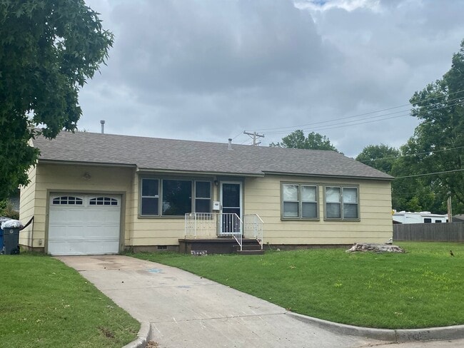 Charming Brookside Bungalow on large corne... - Charming Brookside Bungalow on large corne... House