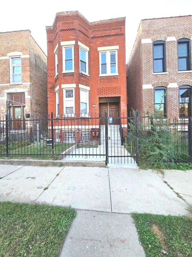 Building Photo - 3732 S Calumet Ave Unit 2