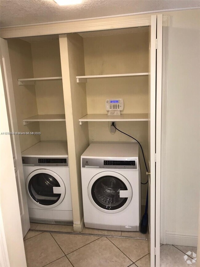 Building Photo - 9301 SW 92nd Ave Unit A211 Rental