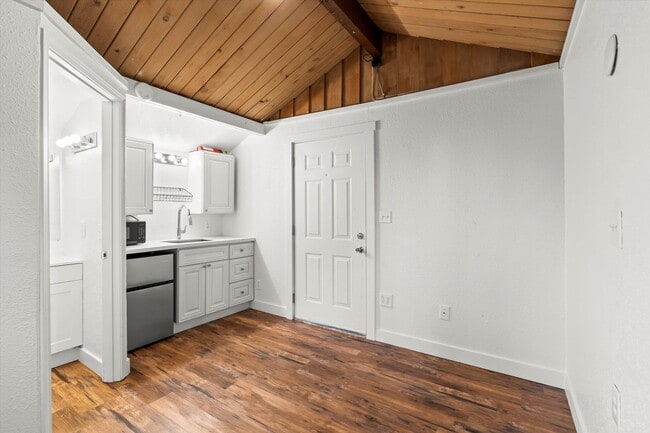 Building Photo - Charming Studio Apartment in Lakewood Unit 4