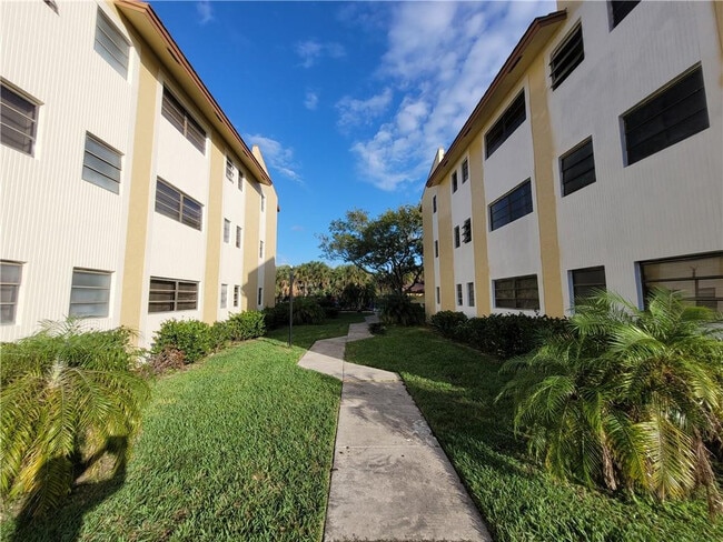 Building Photo - 2027 Coral Ridge Dr Unit 206 S