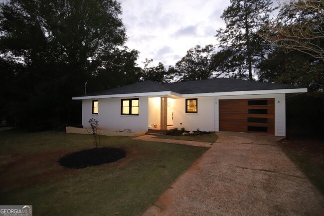 Building Photo - 404 College Ave