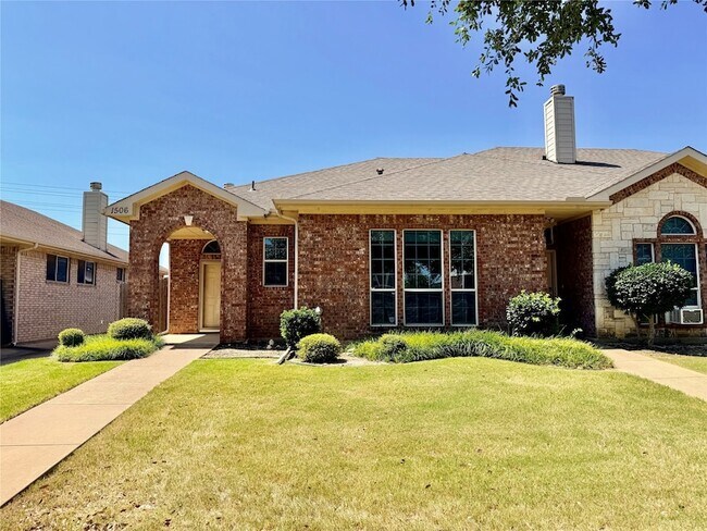 Building Photo - 1506 Poinsettia Blvd