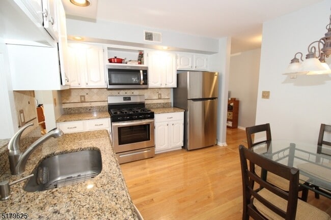 Photo - 11 Heritage Dr