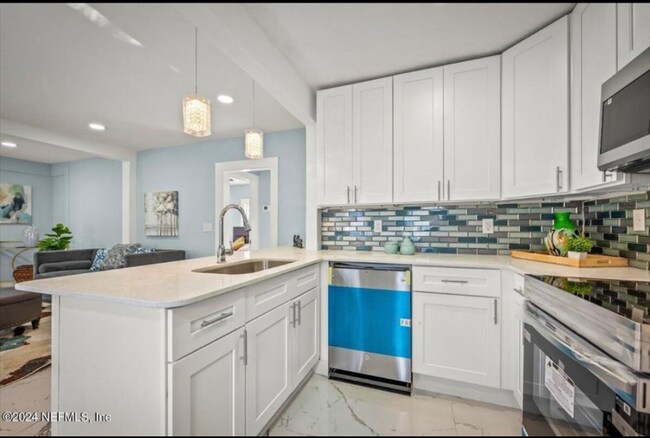 Photo - 417 W 60th St