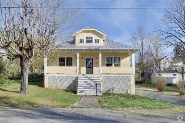 Building Photo - Fully Remodeled Home