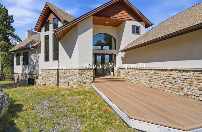 "Spacious 6-Bedroom Retreat with 7 Luxurious Bathrooms off Upper Bear Creek!"