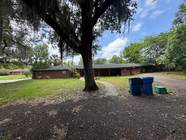 Photo - GORGEOUS! 5 Bedroom, 3 Bathroom Home in Deland!