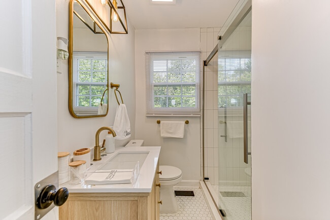 Photo - 2701 Oakland Ave