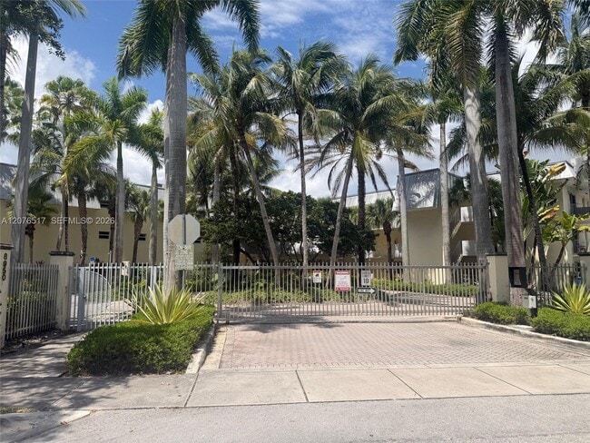 8950 SW 69th Ct Unidad 220