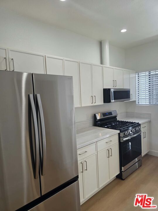 1445 N Mariposa Ave
