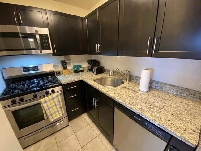 Building Photo - 2-Bed/1.5 Bath Apt in Pet-Friendly Complex; Pet Friendly! Ideal Location in Brookline