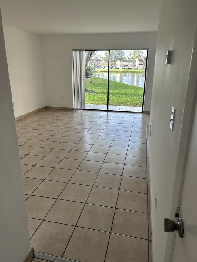 Photo - 212 Palm Cir E