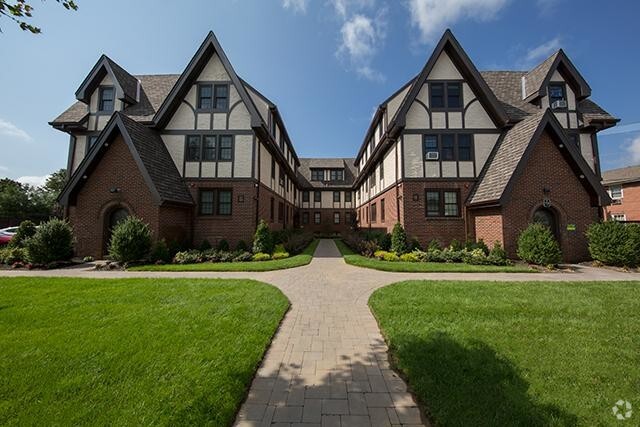 Building Photo - Fairfield Tudor At Bay Shore Rental