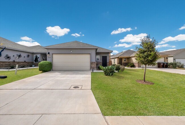 Building Photo - Well-Maintained Home with Modern Conveniences