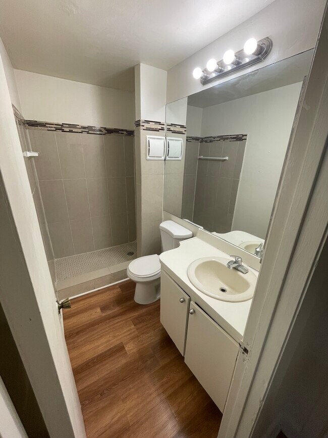 Photo - 919 NE 199th St Unidad 202