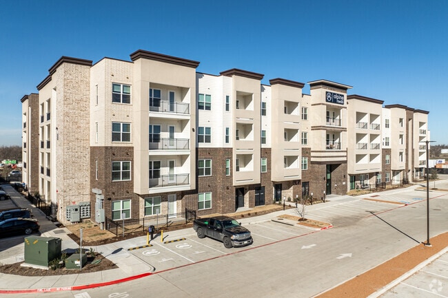 Building Photo - Alpine Ten55 Rental