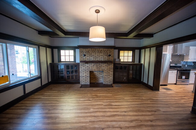 Building Photo - 1948 Broadway Ave