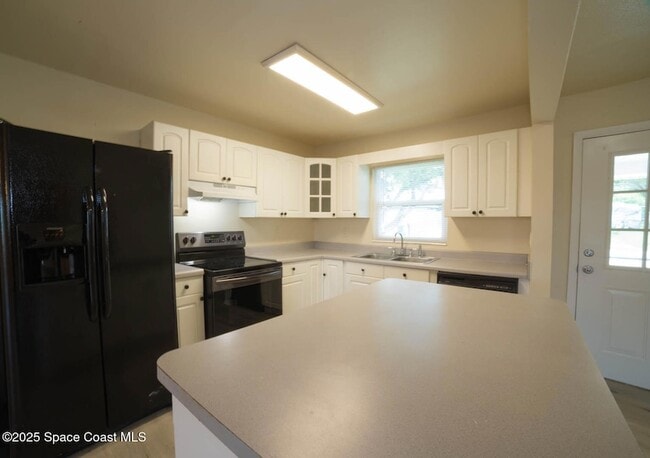 Photo - 950 Alford St