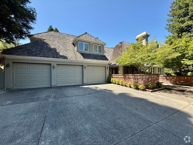 Building Photo - Stunning, Furnished 4 Bed 3.5 Bath + Offic... Rental