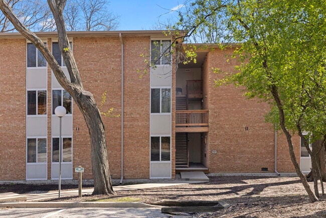 Building Photo - 5821 Oakwood Dr Unit A