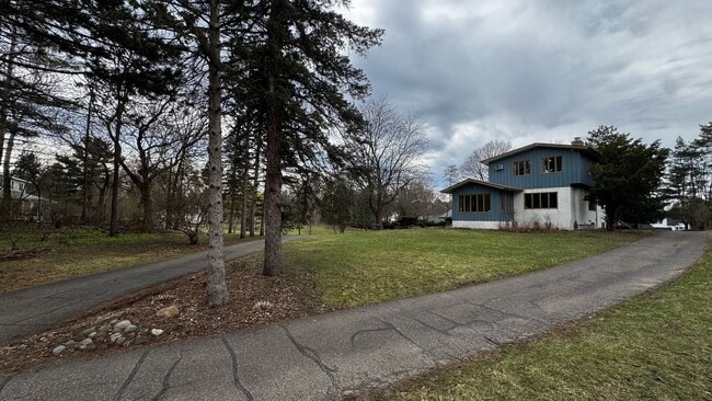 Building Photo - Wonderful 4BR 3BA w/ 2 Car Garage on 1.38 Acres in desirable Mendota Heights neighborhood!