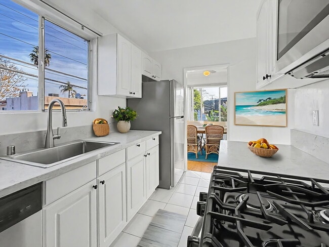 Building Photo - 328-330 S Doheny Dr