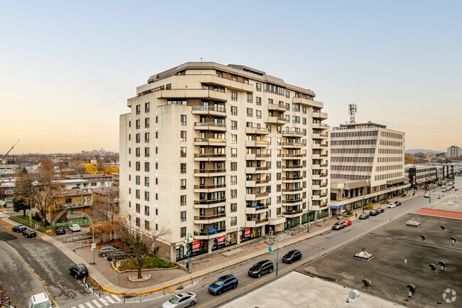 Building Photo - Le Baron 2