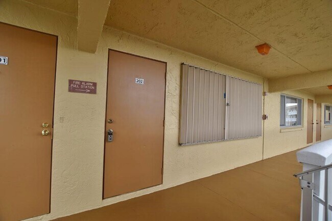 Photo - 500 Village Green Ct Unidad 202