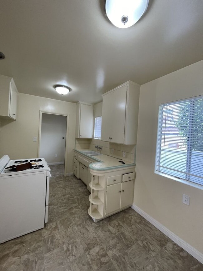 Building Photo - 570-574 W. 18th Street Unit 572