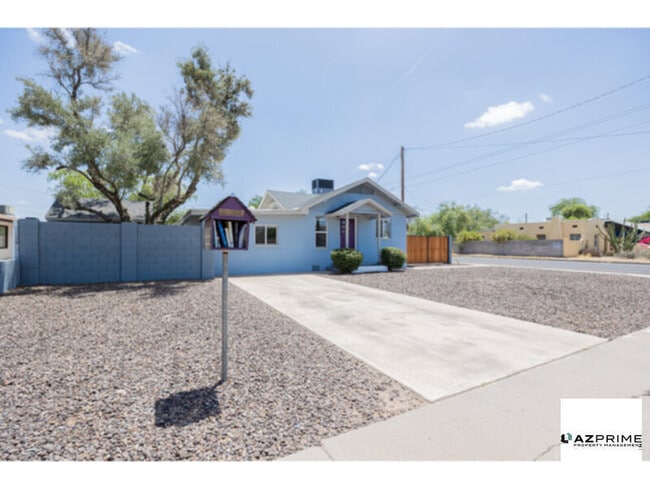 Building Photo - Charming Phoenix 2/1 House in the Renowned Coronado Historic District!