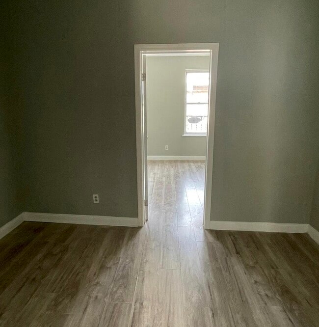 Building Photo - 325 37th St Unit 4