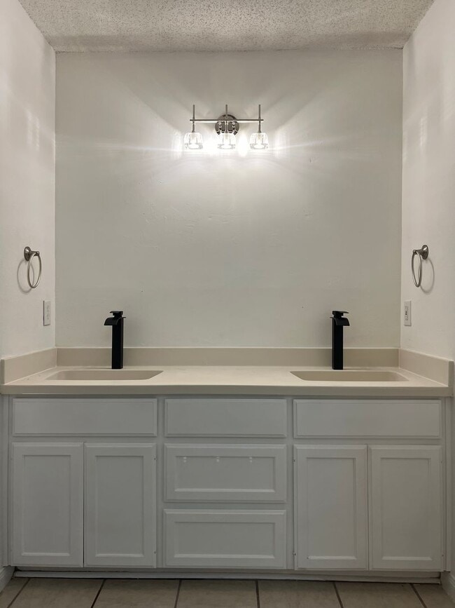 Building Photo - Duplex *LEASING SPECIAL AVAILABLE* Rental