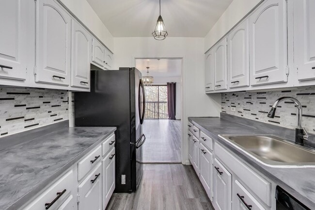 Photo - Large Foggy Bottom Beauty - 1+Den + 1 FB