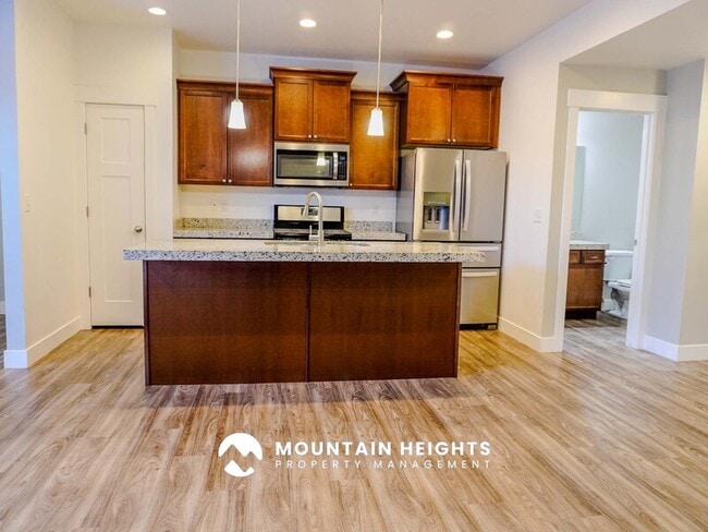 Photo - 824 Newfield Dr