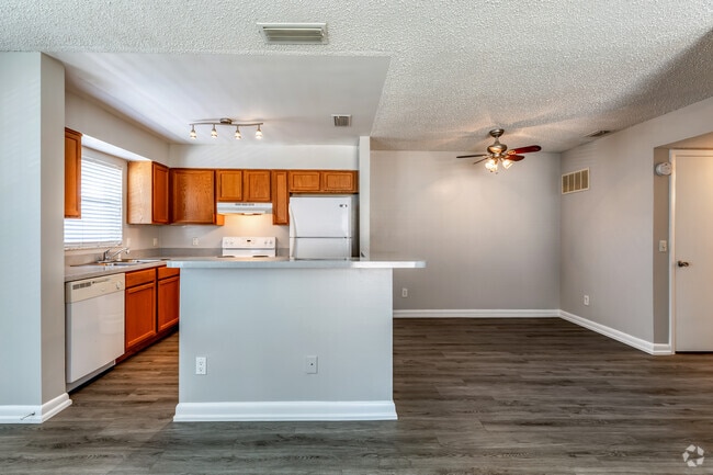 1BR, 1BA - 660SF - Kitchen & Dining Room