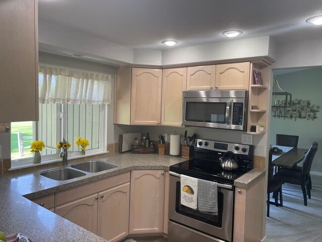 Beautiful fully furnished townhouse on the... - Beautiful fully furnished townhouse on the...