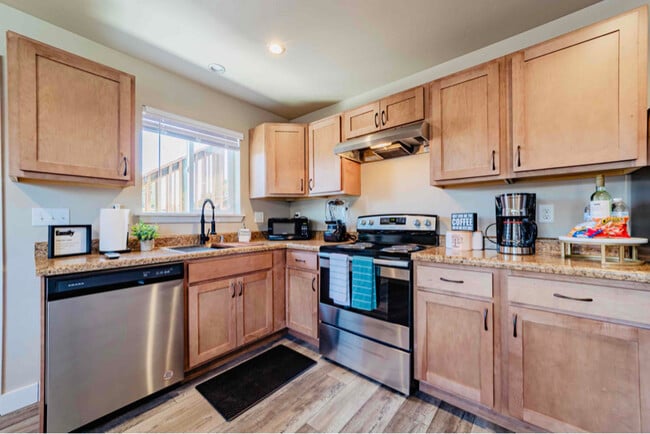 Photo - 2406 Quaker St